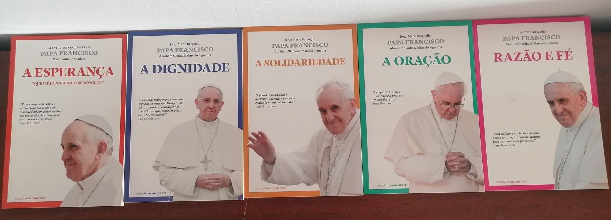 Livros da "Coleção Diálogos de Fé" com Papa Francisco