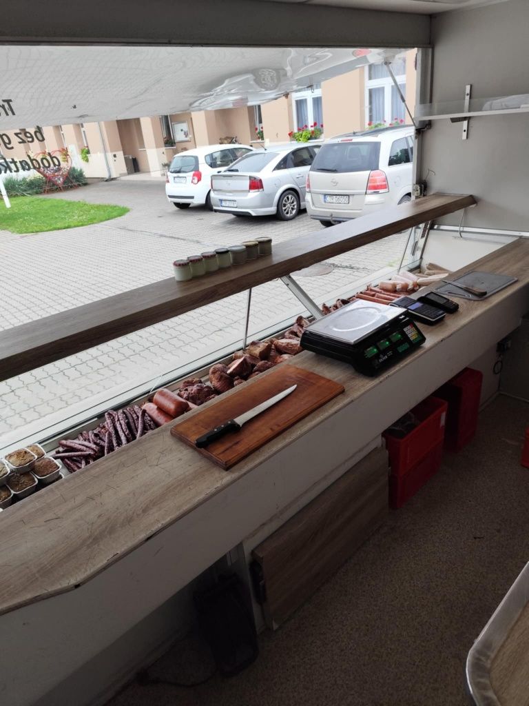Foodtrack Mercedes Benz 100 z  ladą chłodniczą i lodówką