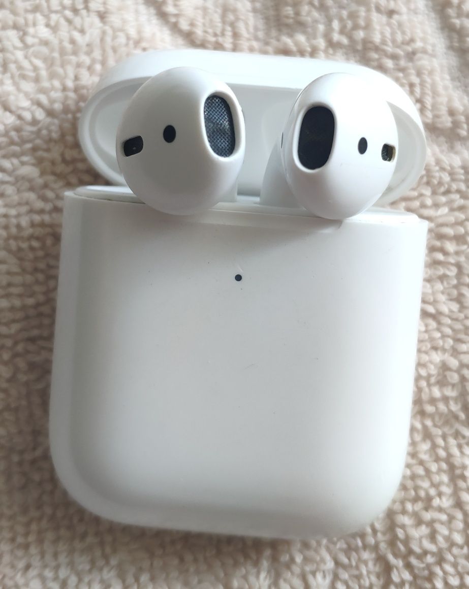 Airpods 2 (A1932) оригінал. Кейс и правий.