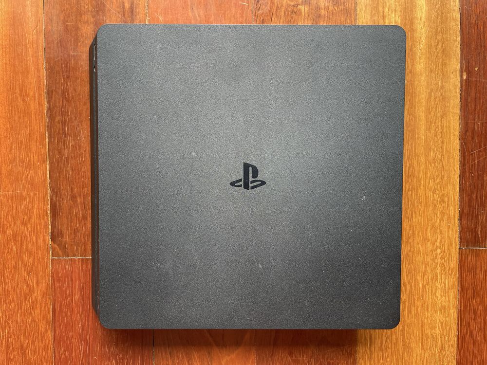 PS4 1 TB + 2 Comandos + 16 Jogos – Excelente Estado
