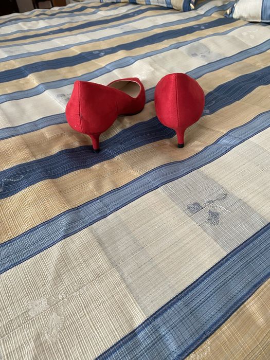 Sapatos encarnados em camurça completamente novos