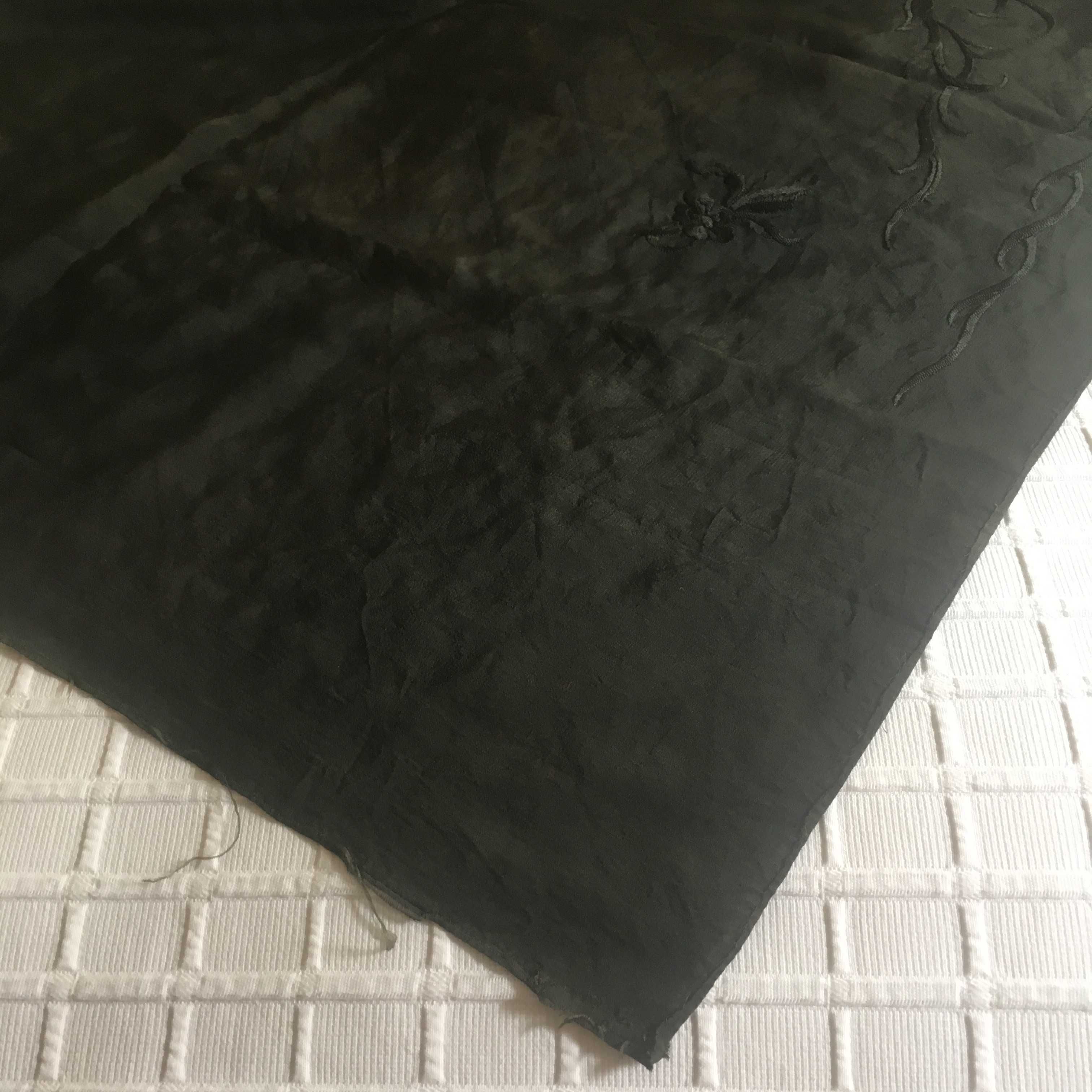 Xaile / lenço seda natural bordado à mão muito antigo