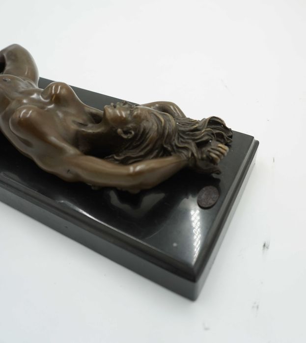 AKT nagiej kobiety-figura z brązu-naga leżąca kobieta