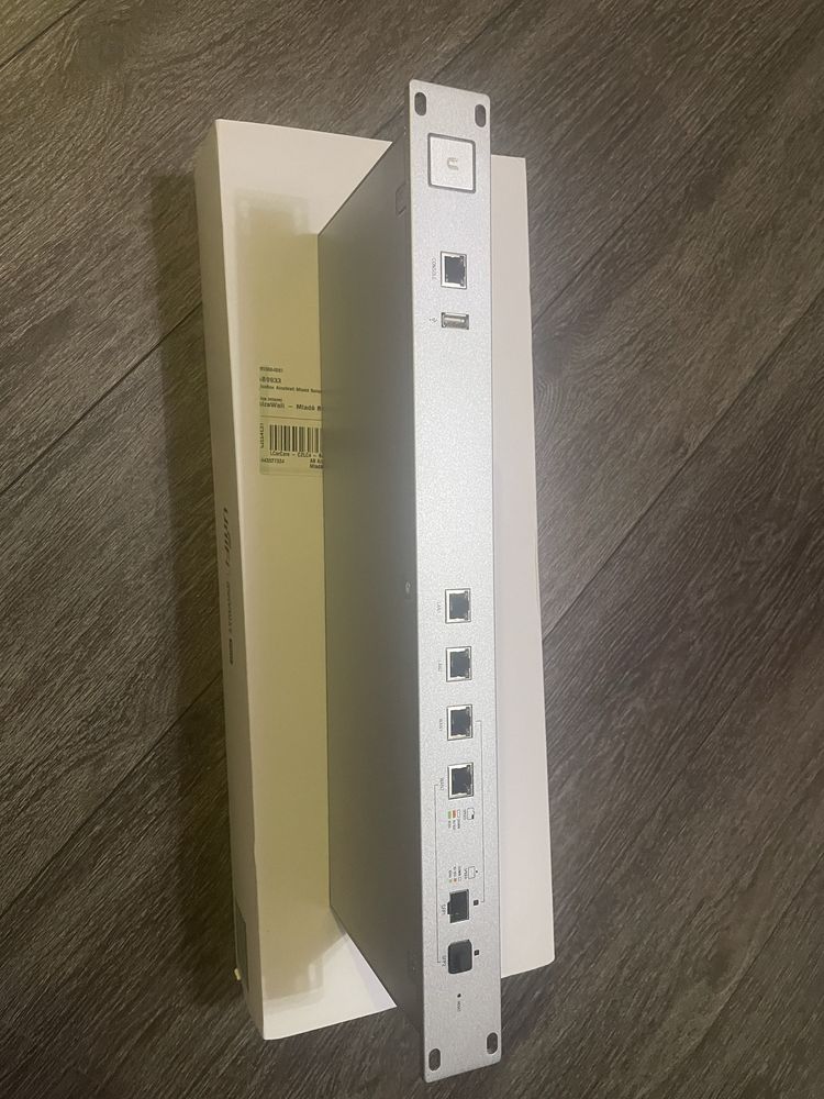 Маршрутизатор Ubiquiti USG-PRO-4