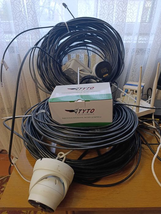 Продам видеокамеры в наборе с монитором, роутером, проводами!