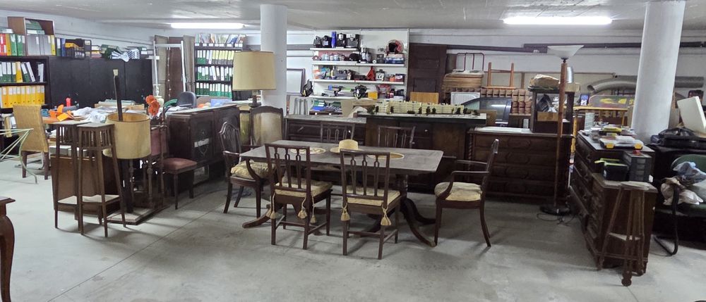 Varios moveis antigos para recuperar , comodas salas de jantar e cande