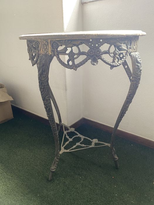 Mesa antiga em latao com tampi de pedra