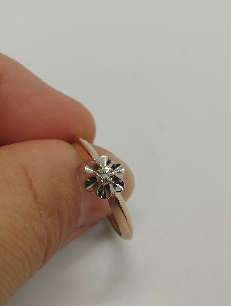 Золотое кольцо с бриллиантом 18.5 размер 2.01 грамма