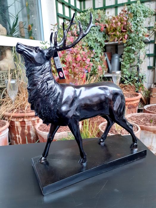 Elegancką figurka jelenia na podstawce marki J-Line