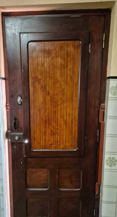 Duas portas antigas em madeira maciça, uma com vidro texturado