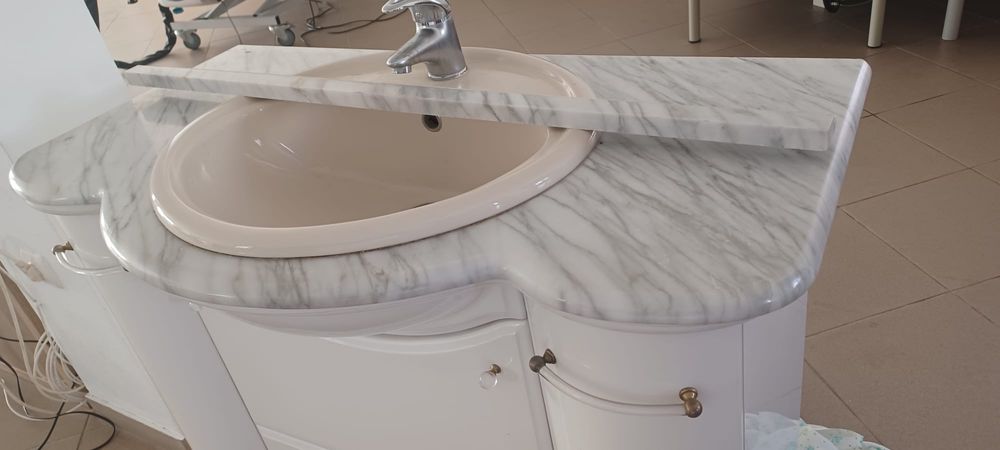 Móvel com lavatorio e espelho casa de banho