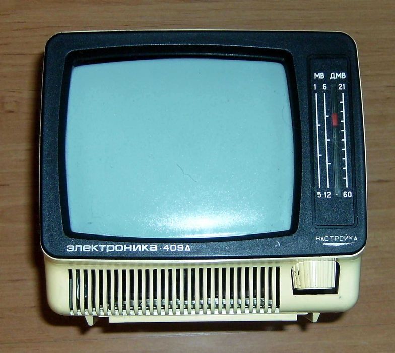 Stary telewizor kineskopowy Elektronika 409 A- działa