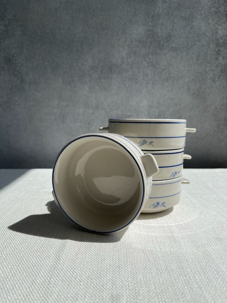 Ceramiczne kokilki z delikatnym niebieskim zdobieniem
