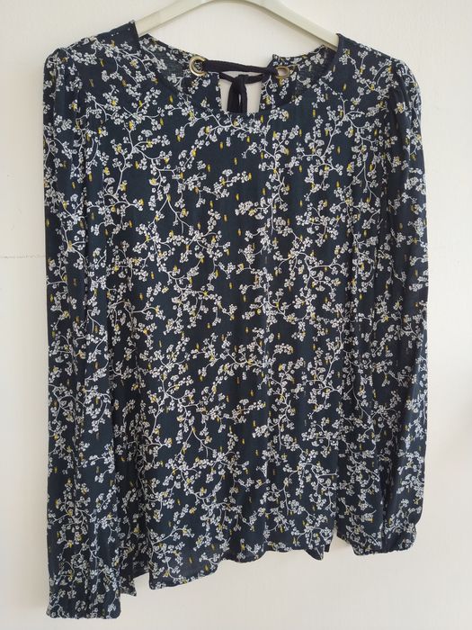 Blusa flores e apontamentos dourados - Tamanho M