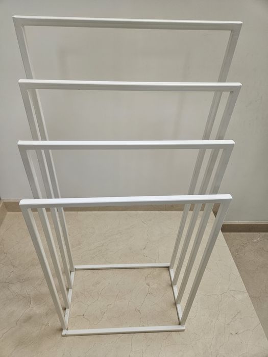 Biały stojący wieszak na 4 ręczniki