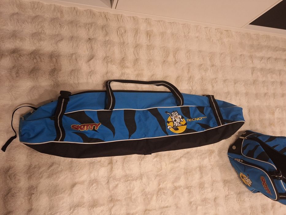 Zestaw pokrowców na narty i buty dla małego narciarza.