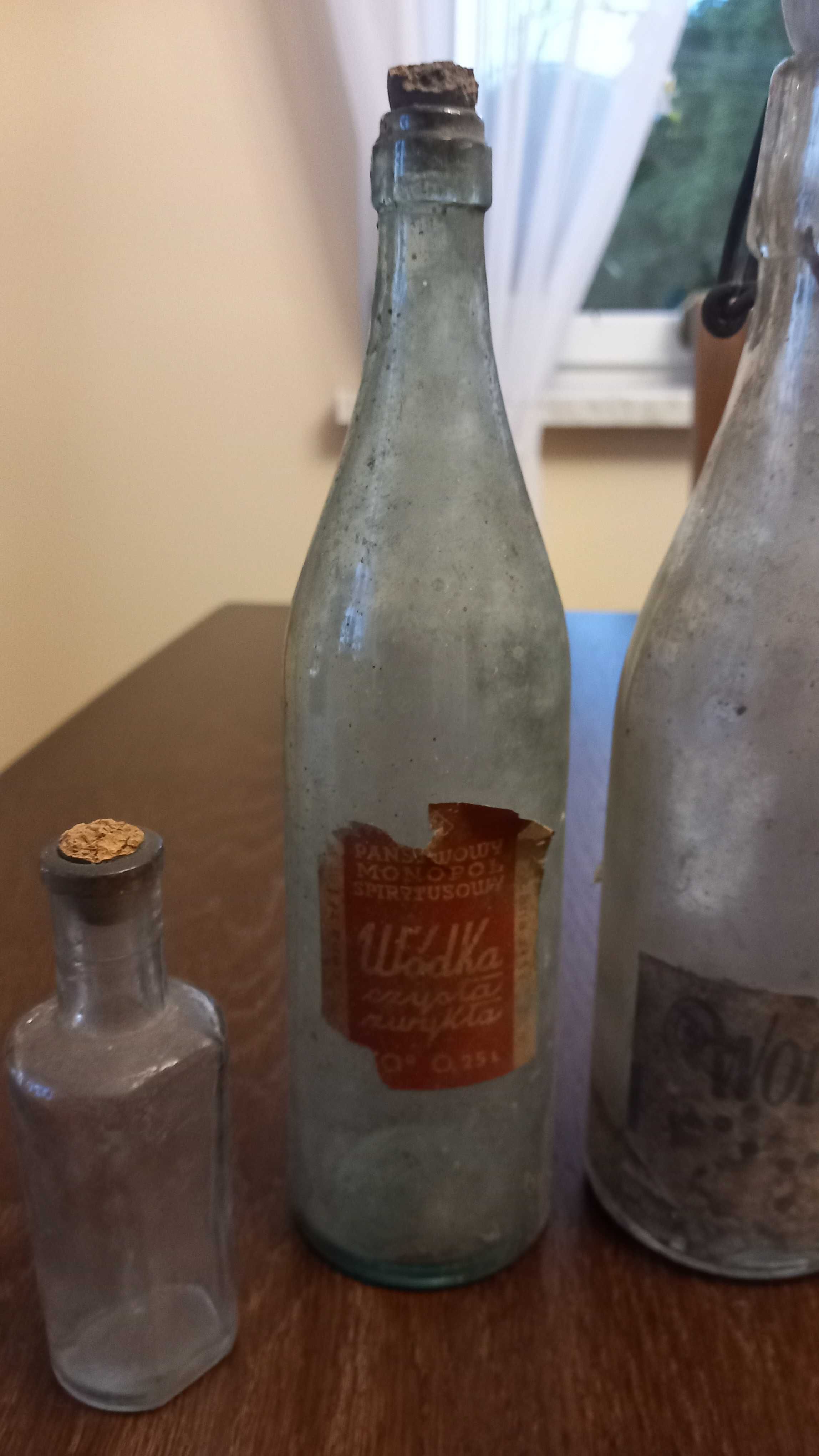 Przedwojenne butelki z oryginalnymi etykietami Bielsko Biała 8 szt