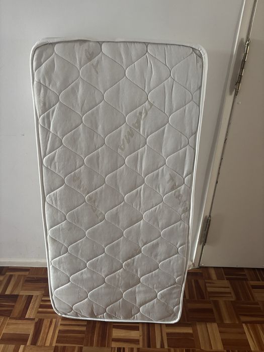 Colchão criança praticamente novo  com resguardo oferta