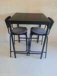 Mesa alta para refeição do IKEA com duas cadeiras.