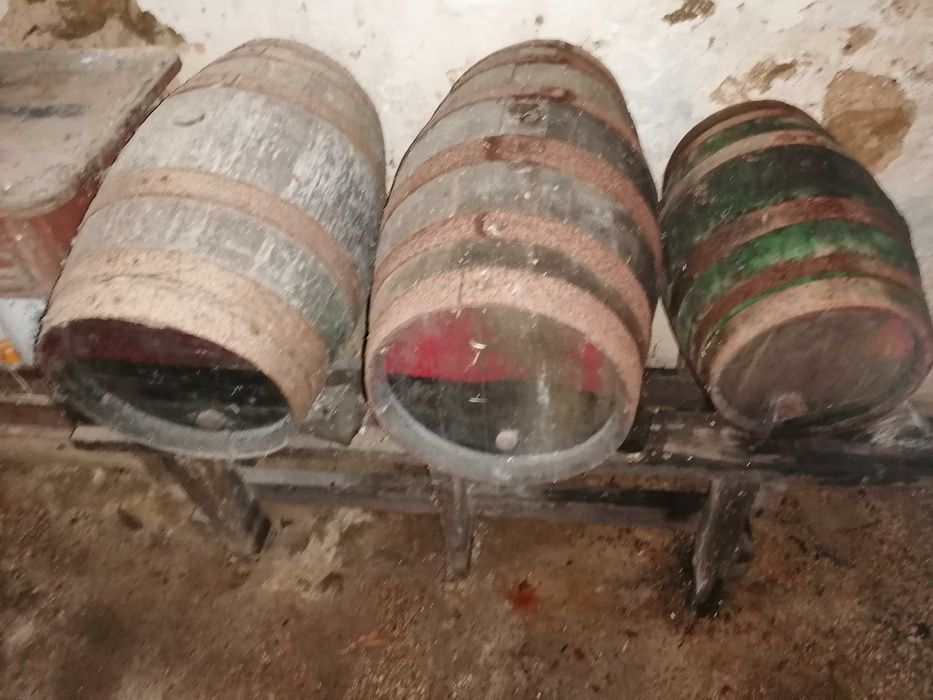 Vendo várias pipas de vinho