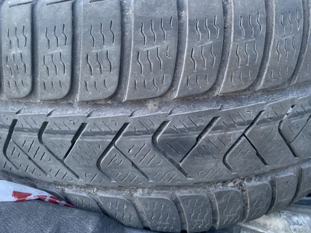 Прода две покрышки pirelli 215 55 17