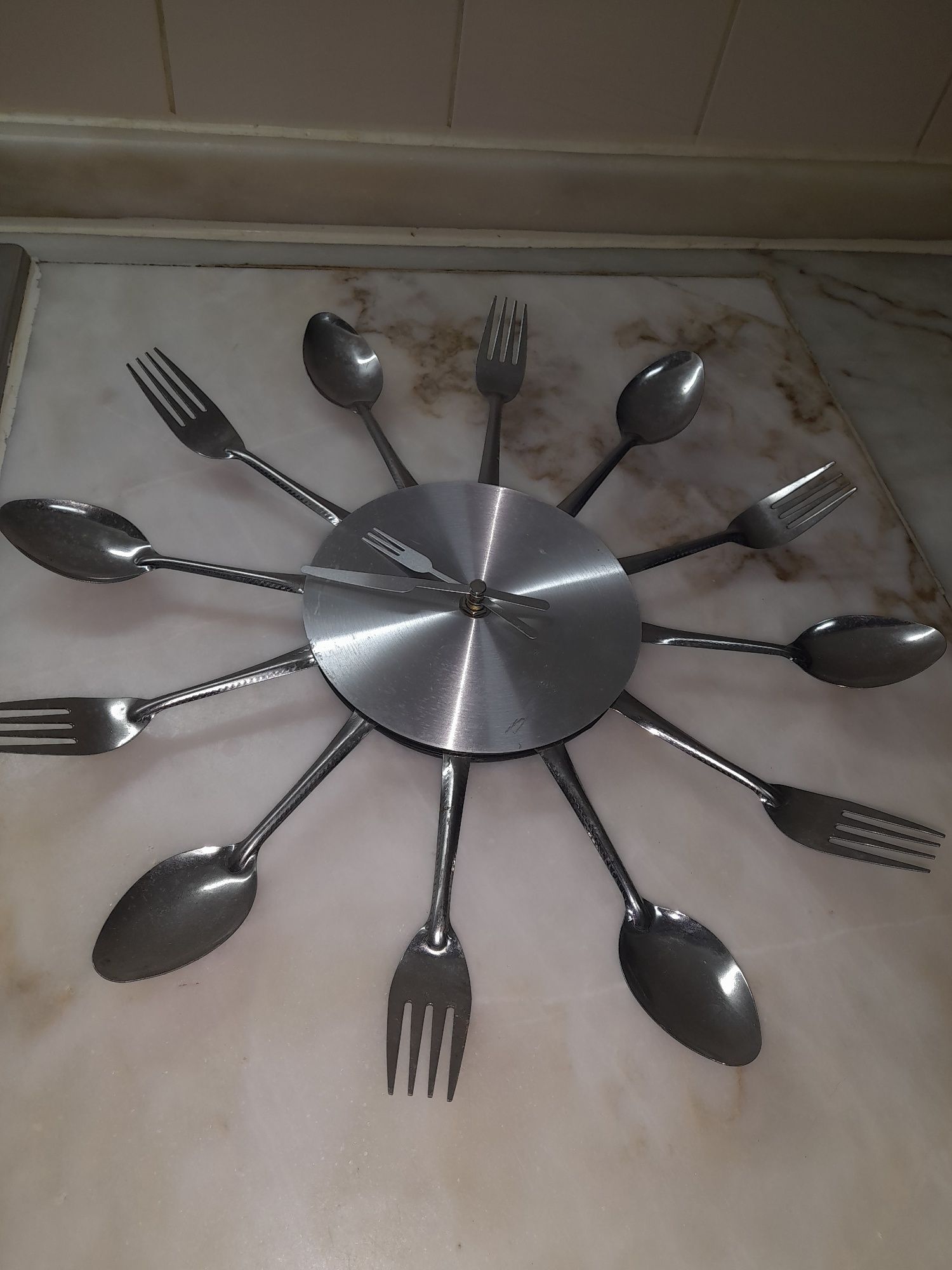 Relógio de cozinha, horas e ponteiros talheres em inox