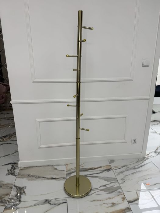 Zloty wieszak na ubrania za pół ceny !