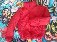 Красная женская курточка