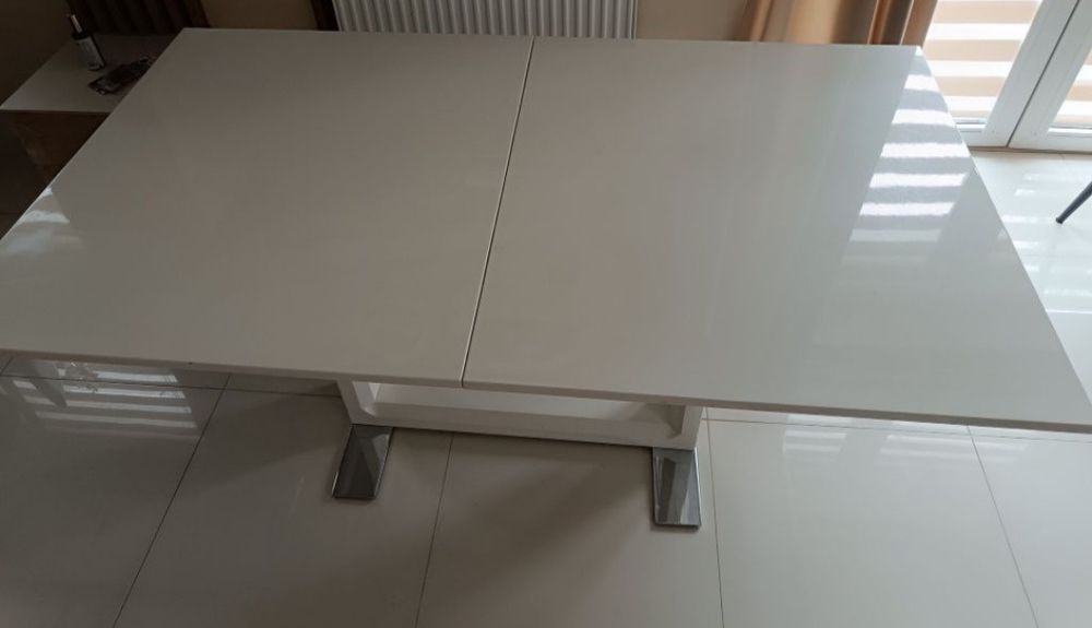 Elegancki rozkładany duży połyskujący biały stół