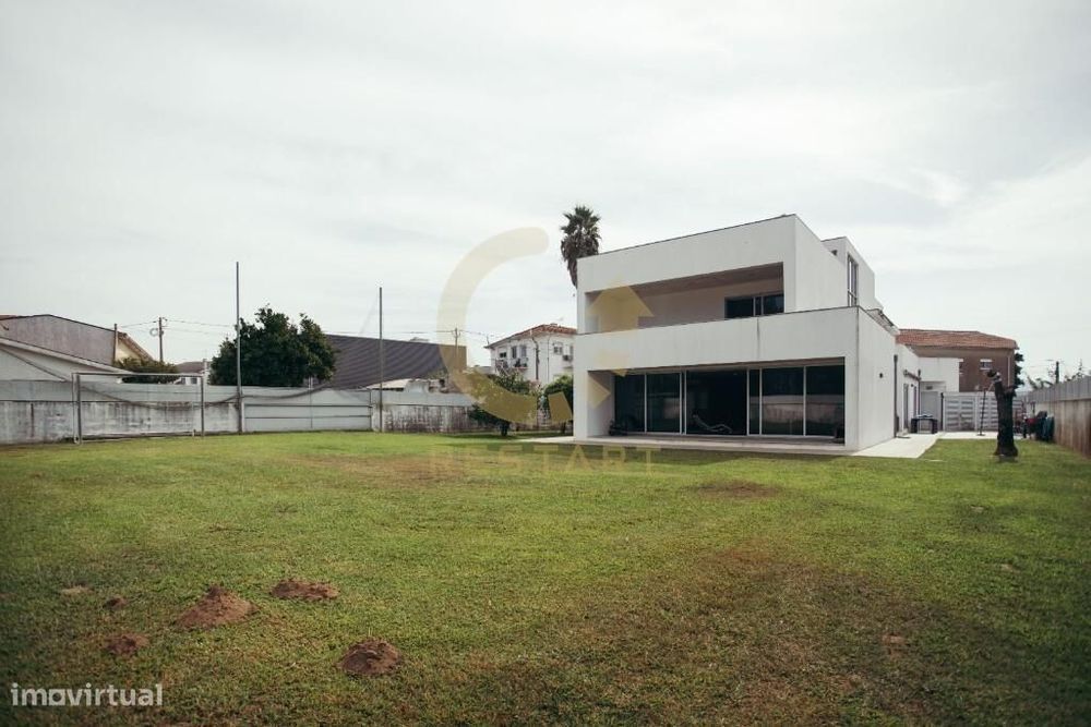 Moradia T5 de 2 pisos, amplos espaços e área exterior