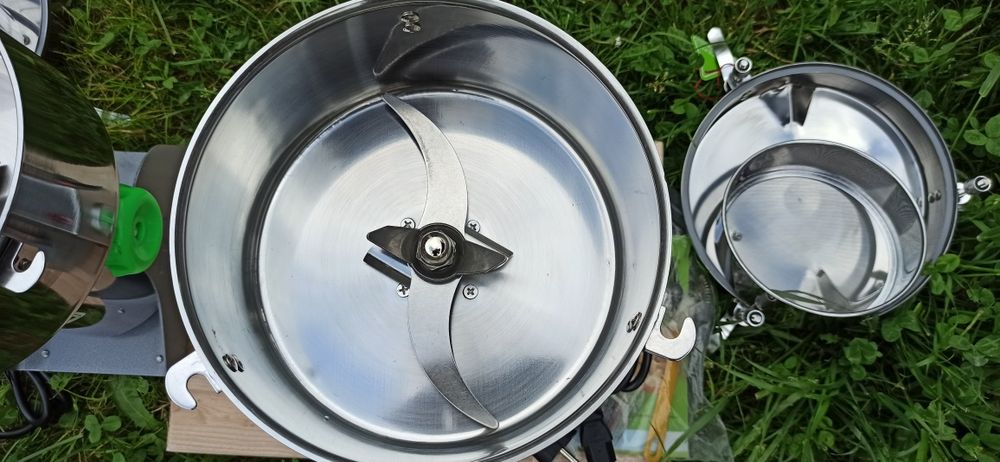 Великий,професійний млин,дробарка,подрібнювач,гріндер на 5000 грам.