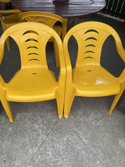 Krzesla plastikowe