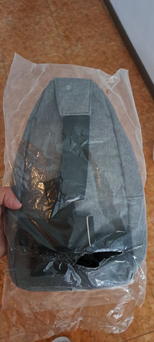 Bolsa de Peito Cinzenta Nova