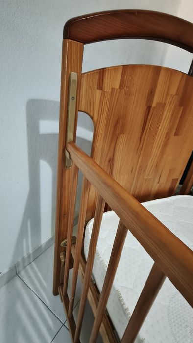 Cama de Bebé em madeira