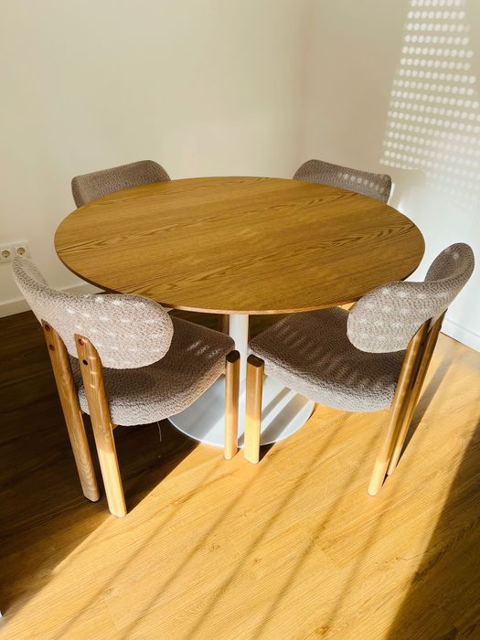 “Mesa de Jantar Redonda com 4 Cadeiras – Elegante e Moderna”