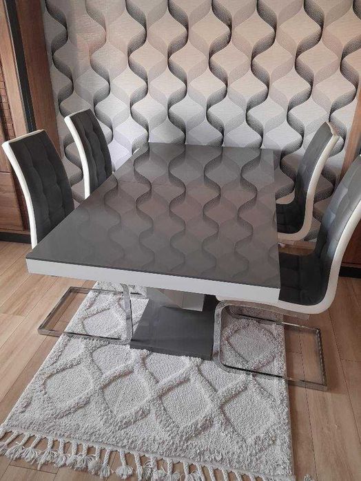 Stół lakierowany 90x160 rozkładany z 6 krzesłami