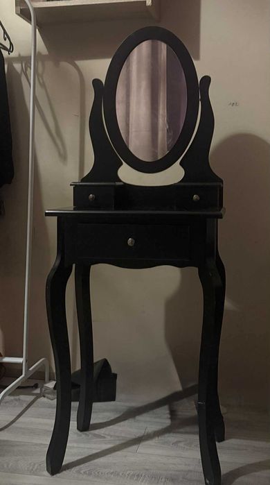 czarna toaletka z trzema szufladkami w stylu vintage