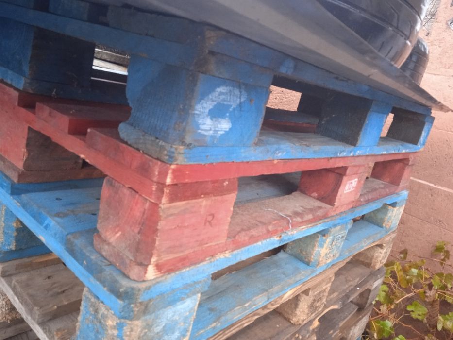 Продам поддоны б/у в хорошем состоянии.