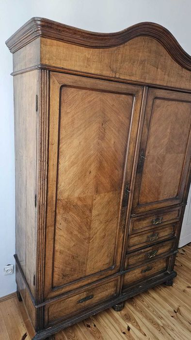 Szafa zabytkowa z litego drewna