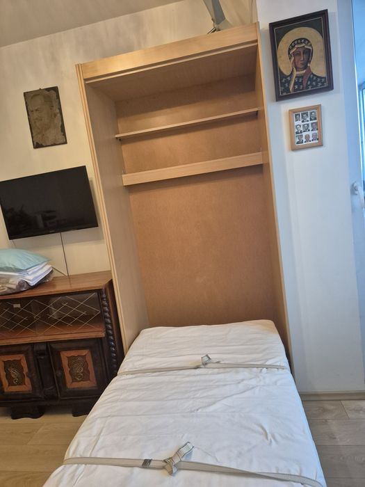 1 lub dwa łóżka składane, zamykane w szafie.