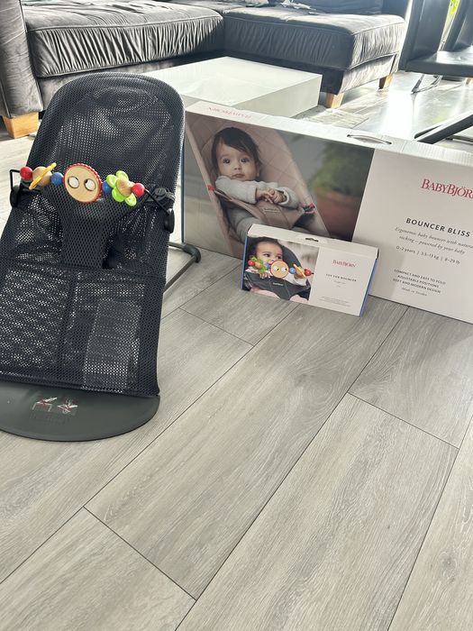 Leżaczek Babybjörn + zabawka