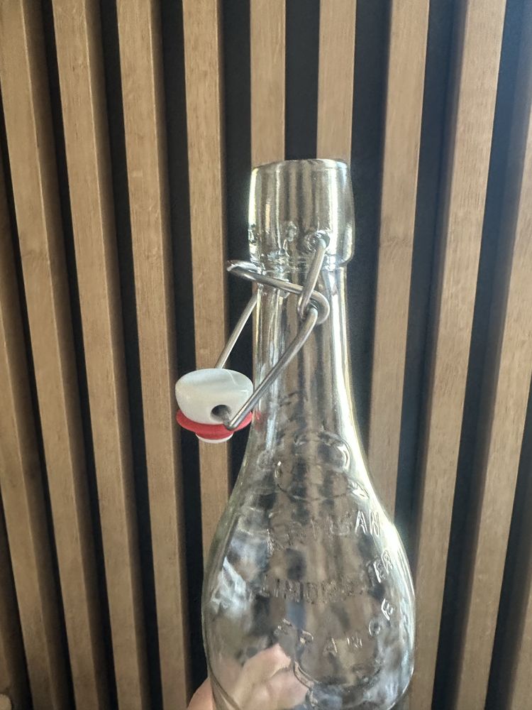Szklana butelka z korkiem na sok