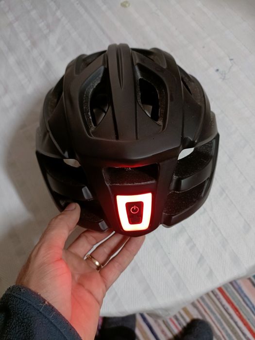 Capacete ciclismo Giant com luz