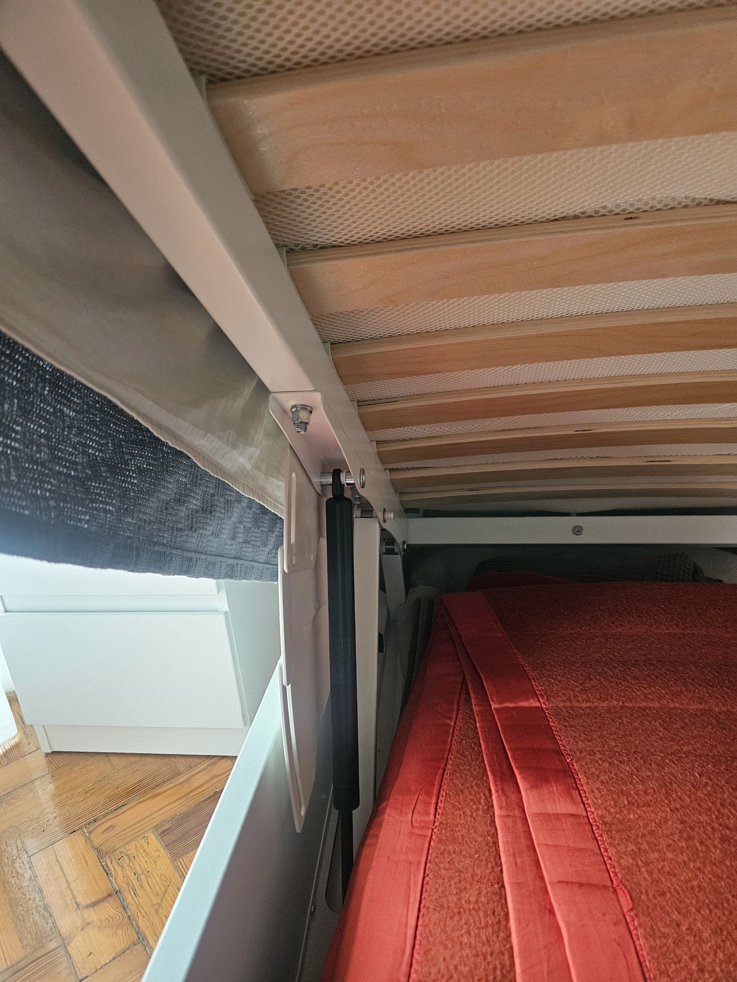Cama de 140×200 com colchão em excelente estado
