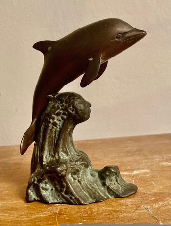 Delfin na fali. Figura z brązu. Rzeźba