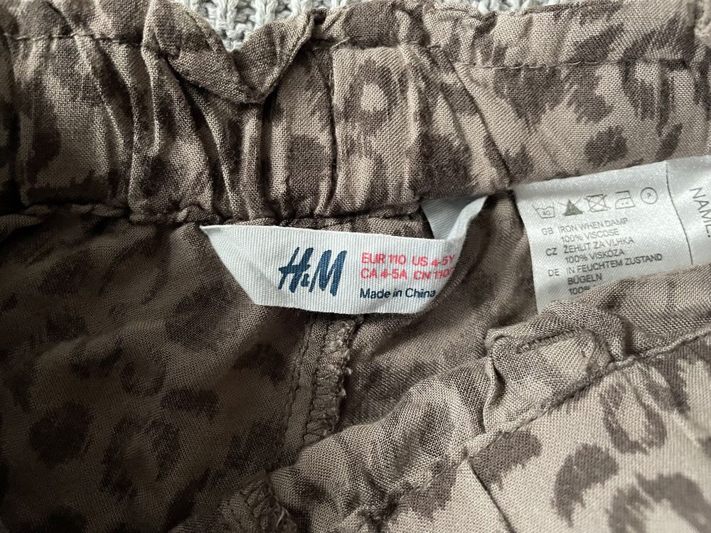 Krótkie spodenki w brązowe cętki H&M 110.