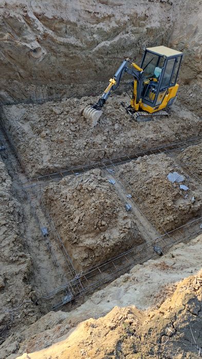 Uslugi Sprzętowe Niwelacje Wykopy Transport Koparka