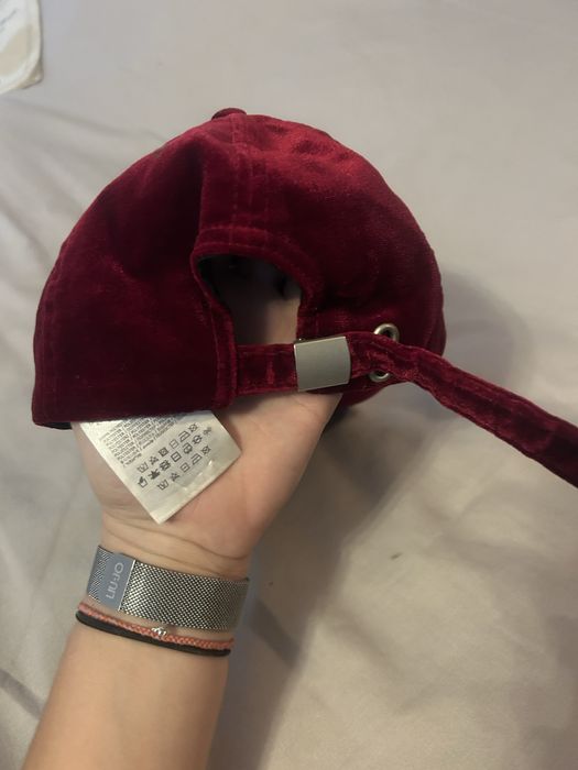 Czapka z daszkiem Guess bordowa