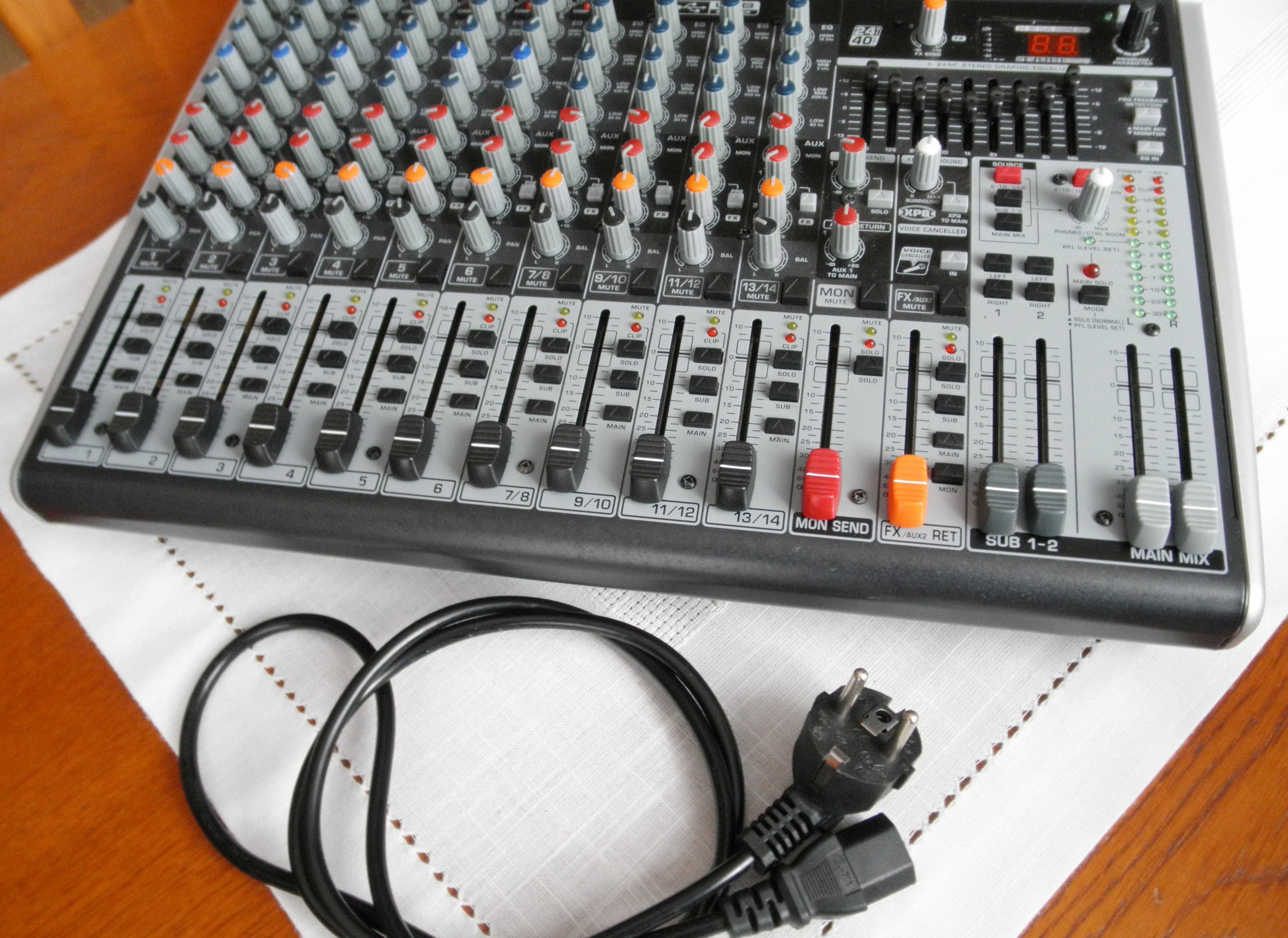 Mikser Behringer XENYX X1832 USB . Mixer estradowy z pogłosem i EQ.