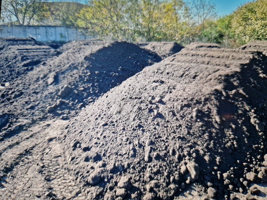 Чорнозем Пісок щебінь відсів  глина вiд 2 до 30 тон